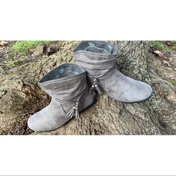 Arizona Jean Co Women Gray Tassels Ankle Boots - Picture 2 of 5